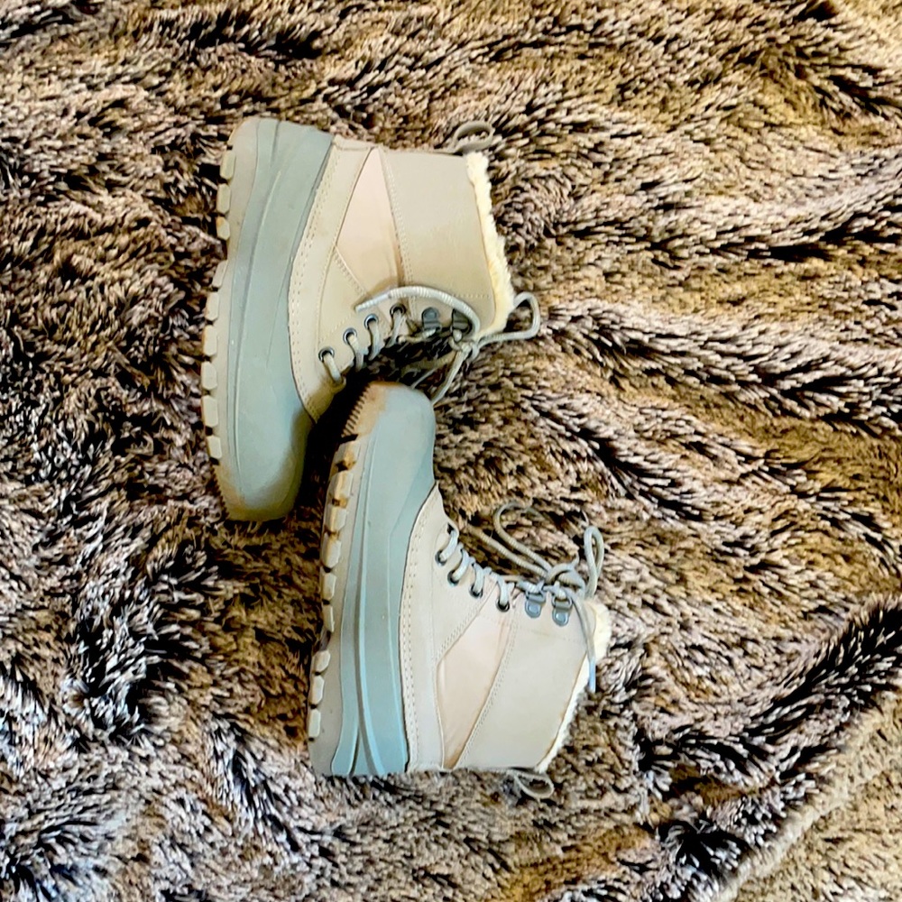 Snow boots